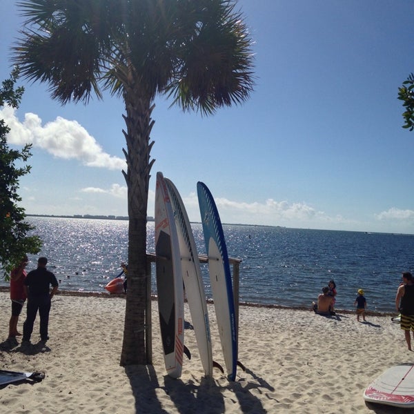 2/8/2014 tarihinde Alan P.ziyaretçi tarafından Sailboards Miami Water Sports'de çekilen fotoğraf