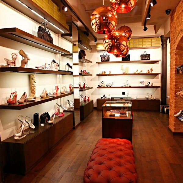 Photo prise au Cherry Heel - Luxury Shoe Boutique par Cherry Heel - Luxury Shoe Boutique le9/21/2013