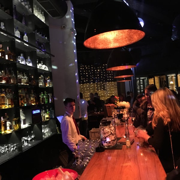 Foto scattata a Time Restaurant &amp; Bar da Csehszlovák Kém il 12/8/2016