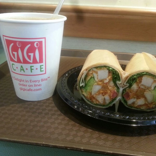 รูปภาพถ่ายที่ Gigi Cafe โดย Joey N. เมื่อ 10/26/2013