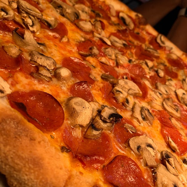 รูปภาพถ่ายที่ Home Slice Pizza โดย Cherry N. เมื่อ 6/21/2019