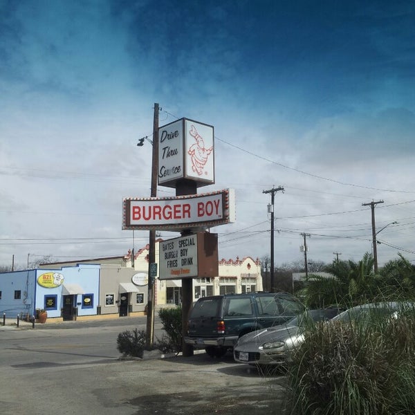 รูปภาพถ่ายที่ Burger Boy โดย Matt C. เมื่อ 2/22/2014
