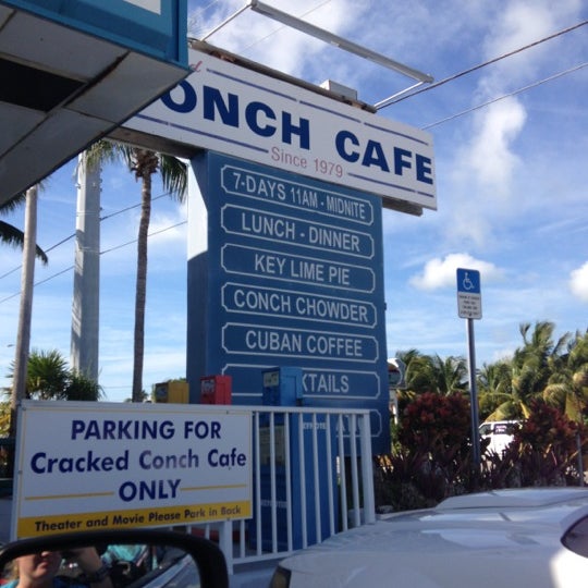 Foto tirada no(a) Cracked Conch Cafe por Dallas P. em 12/17/2012