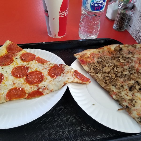 Photo taken at Mamma&#39;s Brick Oven Pizza by Jeremiah S. on 11/16/2018