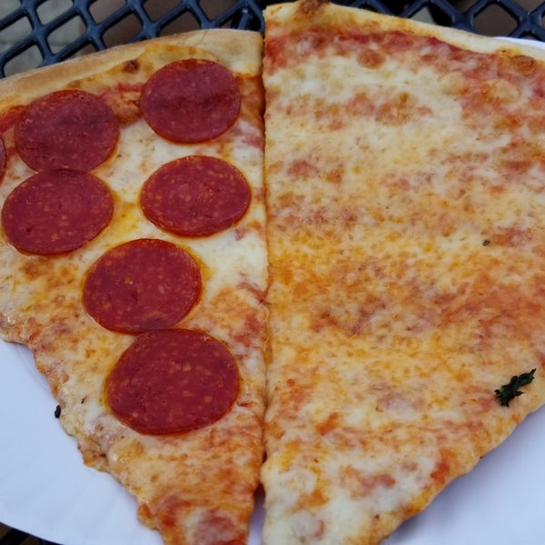 รูปภาพถ่ายที่ Krispy Pizza โดย Jeremiah S. เมื่อ 7/1/2018