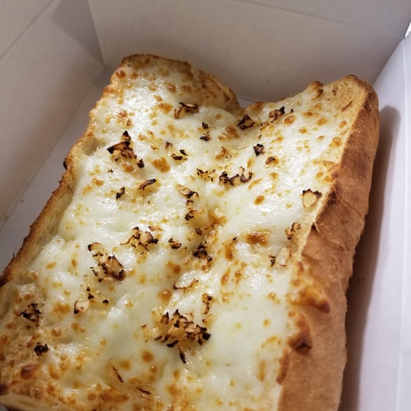 Foto diambil di Laventina&#39;s Big Cheese Pizza oleh Jeremiah S. pada 11/12/2019