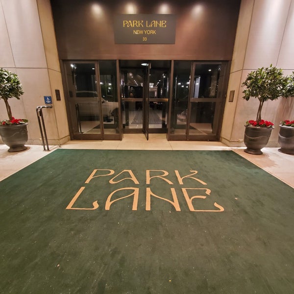 Foto scattata a The Park Lane Hotel da Jeremiah S. il 3/16/2023