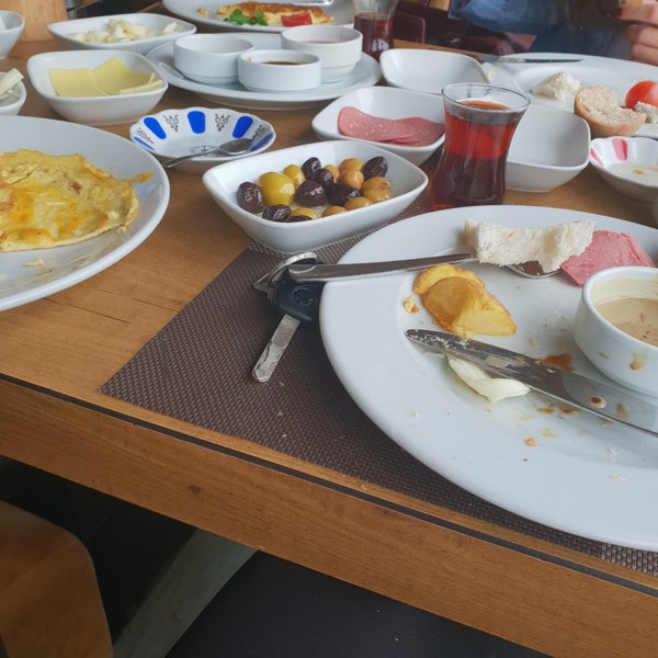 Foto diambil di Göl Et Restaurant oleh ! Selma Tpl !. pada 5/5/2019