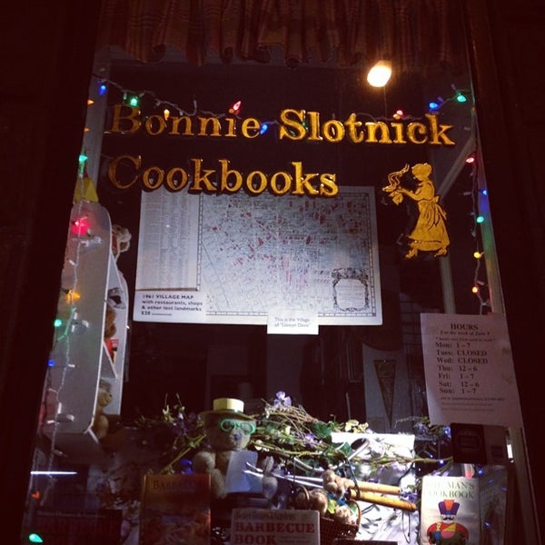 Foto diambil di Bonnie Slotnick Cookbooks oleh Alan W. pada 6/16/2014