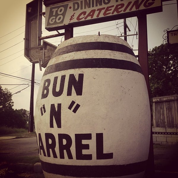 Foto tomada en Bun &#39;N&#39; Barrel  por Alan W. el 7/28/2013