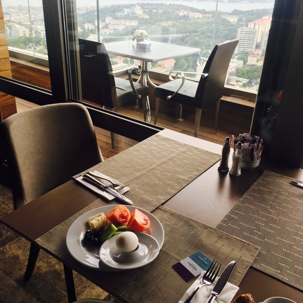 Das Foto wurde bei The Plaza Hotel Istanbul von 🎀sevinç🎀 am 8/21/2016 aufgenommen