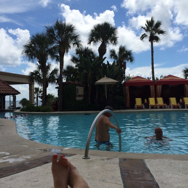 Foto tirada no(a) H2o Pool + Bar at The San Luis Resort por Amber P. em 9/12/2014
