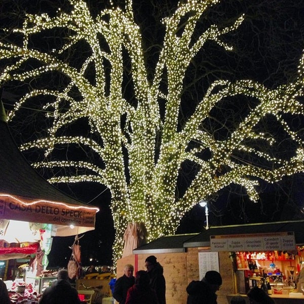 รูปภาพถ่ายที่ Weihnachtsmarkt Meran / Mercatino di Natale Merano โดย Dodo P. เมื่อ 1/1/2014