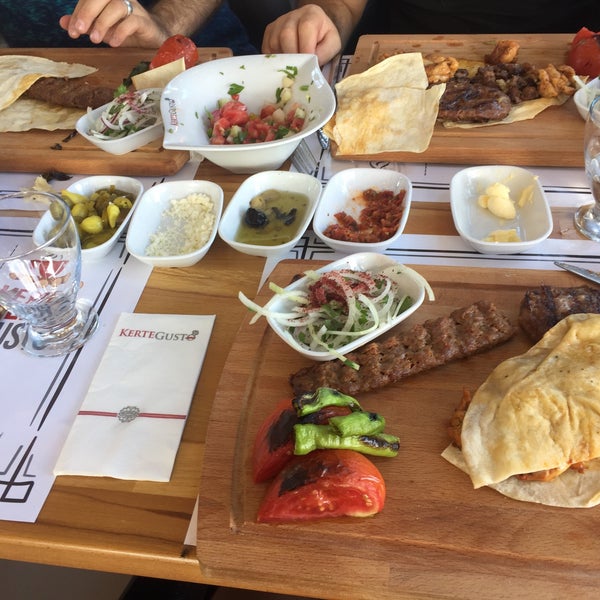 Das Foto wurde bei Kerte Gusto Restaurant von Ilker Ş. am 8/26/2017 aufgenommen