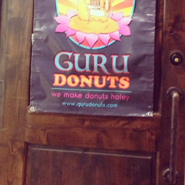 9/6/2013 tarihinde Matthew S.ziyaretçi tarafından Guru Donuts'de çekilen fotoğraf