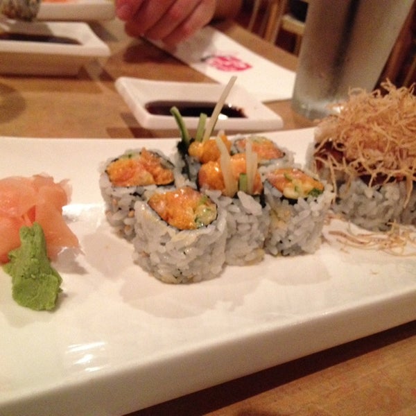 8/23/2013 tarihinde Mary Beth R.ziyaretçi tarafından Fuji1546 Restaurant &amp; Bar'de çekilen fotoğraf