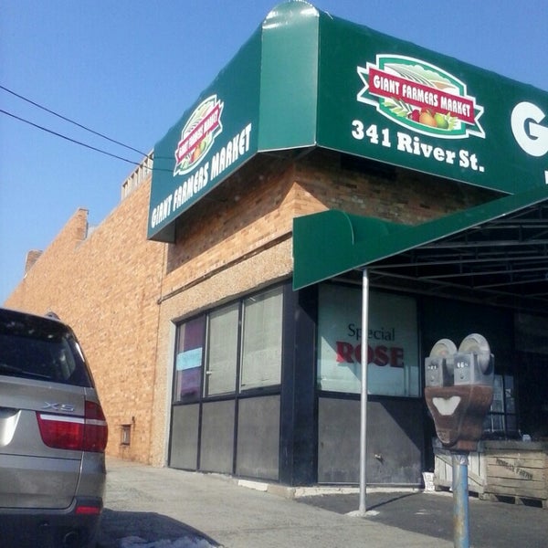 Giant Farmers Market 325 Main St