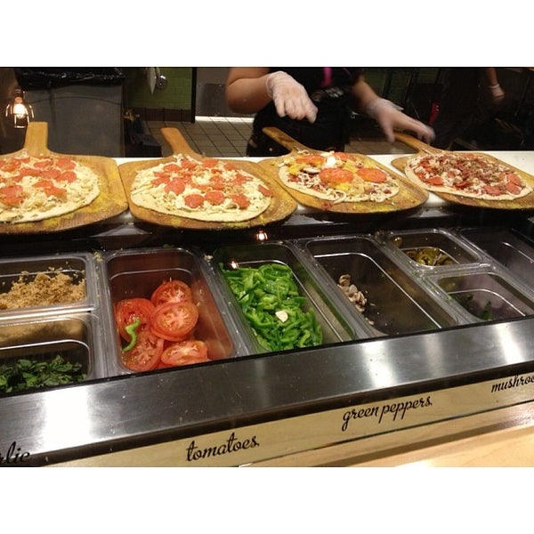 Photo taken at Pieology Pizzeria by Kathlyn A. on 12/21/2013