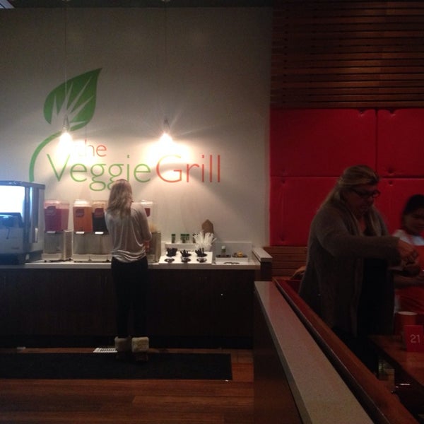 รูปภาพถ่ายที่ Veggie Grill โดย Akiko I. เมื่อ 3/6/2014