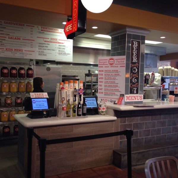 Foto scattata a Burger Parlor da Akiko I. il 3/11/2015