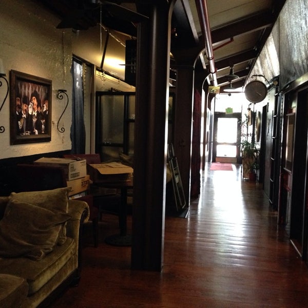 Foto tirada no(a) The Vintage Steakhouse por Akiko I. em 4/14/2014