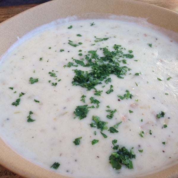Clam chowder: it was a bit salty but I liked the light texture. Ok.
