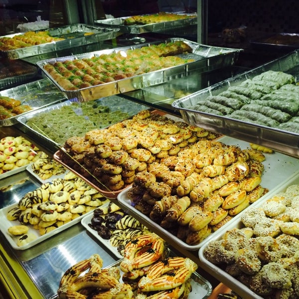 Foto scattata a Safir Bakery &amp; Cafe da Ilayda T. il 5/11/2014