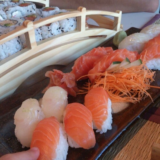 Foto scattata a Social Sushi Izakaya da Andres G. il 2/23/2014