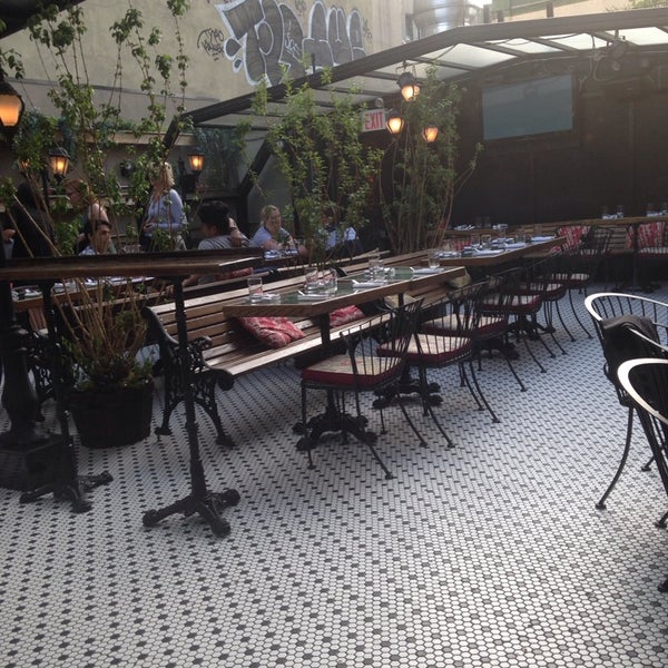6/16/2014 tarihinde Cynthia C.ziyaretçi tarafından Hotel Chantelle Rooftop'de çekilen fotoğraf