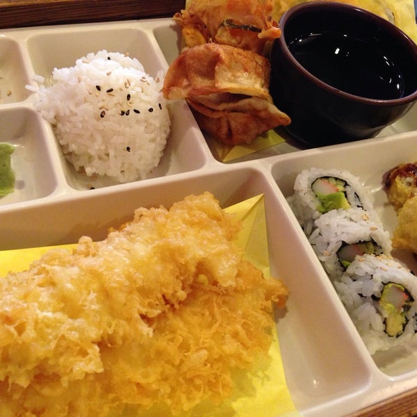 Foto tirada no(a) Izumi Sushi por Victor V. em 10/9/2013