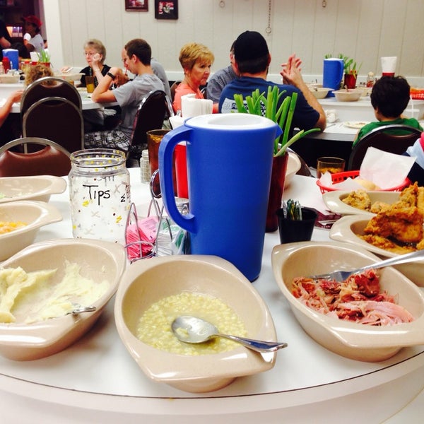 Foto tirada no(a) Buckner&#39;s Family Restaurant por Chris J. em 7/13/2014