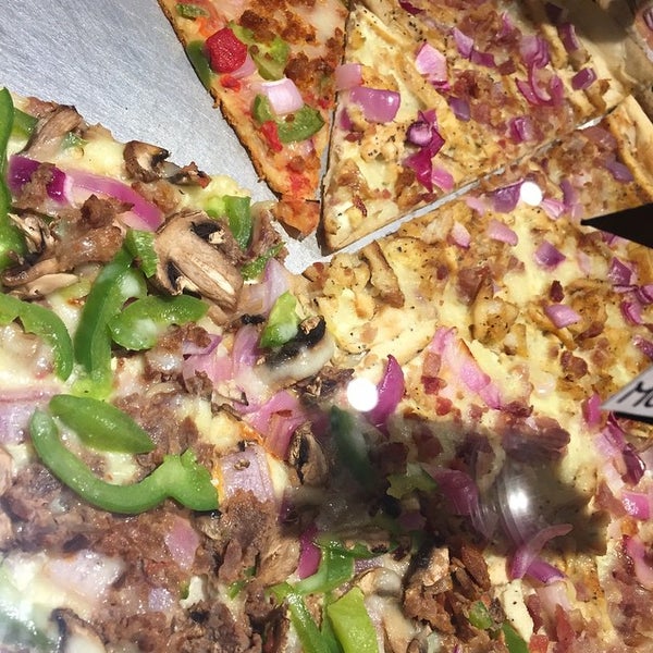 4/26/2015 tarihinde Travis S.ziyaretçi tarafından Pizza Park'de çekilen fotoğraf