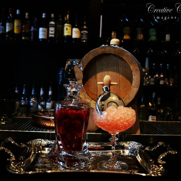 10/29/2013 tarihinde Spiros D.ziyaretçi tarafından Jolie Môme - Cocktail Bar &amp; Fun'de çekilen fotoğraf