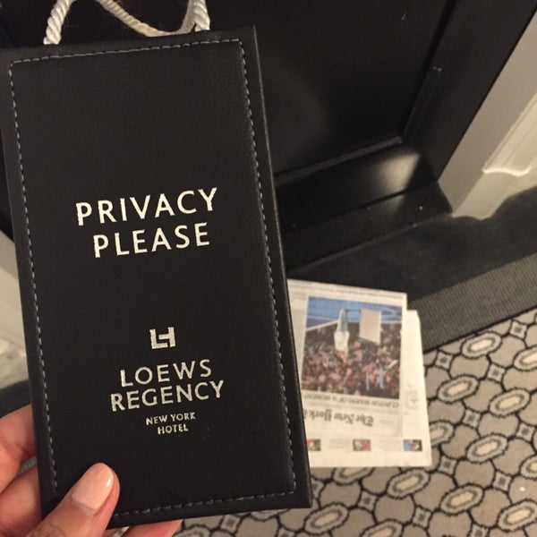 รูปภาพถ่ายที่ Loews Regency Hotel โดย Jane H. เมื่อ 7/29/2016
