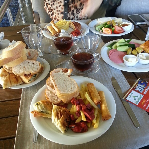 Das Foto wurde bei Tepe Tesisleri Cafe Restaurant Kır Düğün Salonu von Süleyman N. am 12/20/2014 aufgenommen