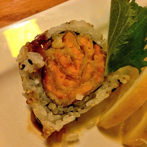 Foto tomada en Ginza Japanese Cuisine &amp; Hibachi  por Suzie H. el 5/31/2014