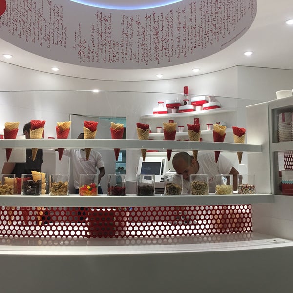 Photo taken at Sprinkles Beverly Hills Ice Cream by Sirin P. on 12/5/2016