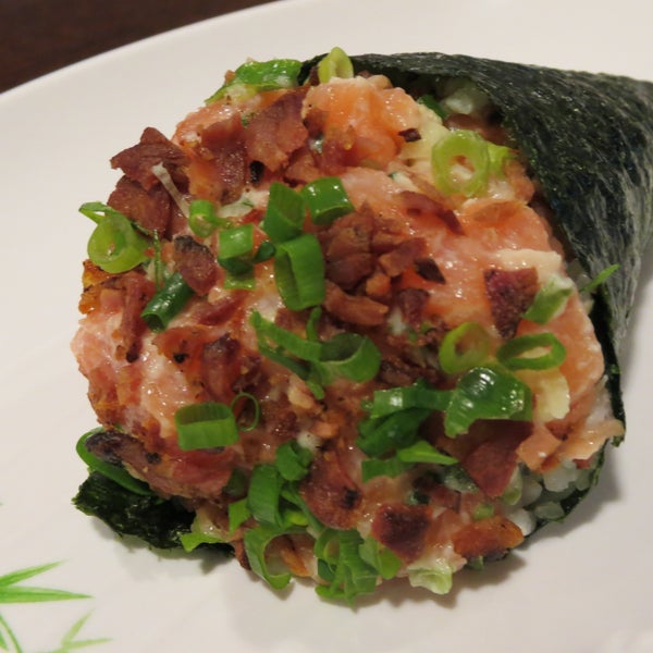 Experimente o temaki de salmão e bacon