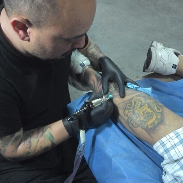 Foto tomada en Blackline Custom Tattoo  por Bilo B. el 2/15/2014