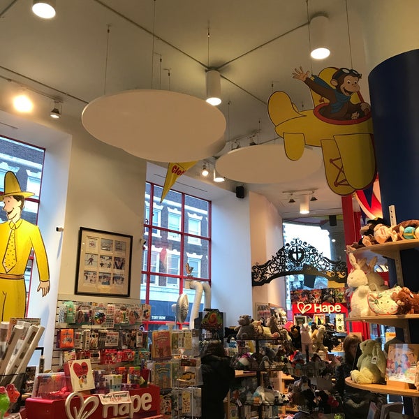 2/23/2018에 jason p.님이 World&#39;s Only Curious George Store에서 찍은 사진