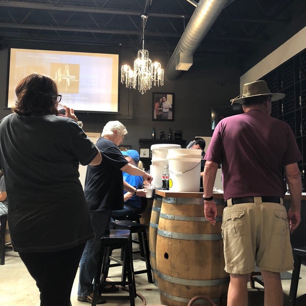Foto tirada no(a) BK Cellars Urban Winery &amp; Tasting Lounge por Alexander W. em 4/22/2018