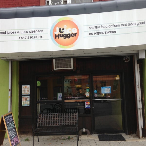 Foto diambil di Juice Hugger&#39;s Cafe oleh Adina&#39;s Brooklyn pada 9/28/2013