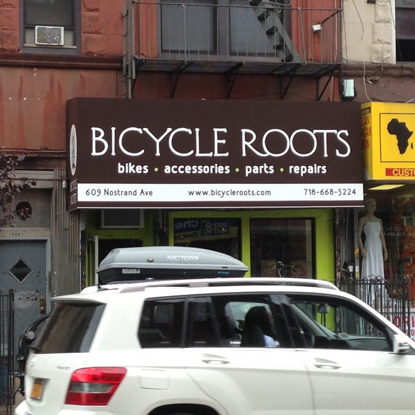 Foto diambil di Bicycle Roots oleh Adina&#39;s Brooklyn pada 9/28/2013