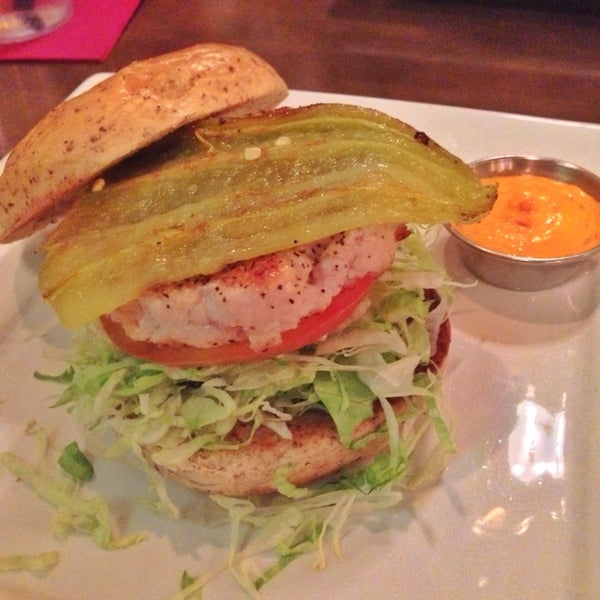 10/12/2013에 Rei B.님이 Grind Burger Bar &amp; Lounge에서 찍은 사진