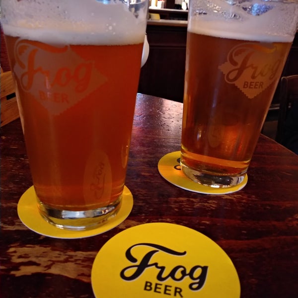 Photo taken at The Frog &amp; Rosbif by Cristina on 8/13/2019