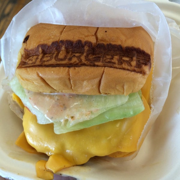 Das Foto wurde bei BurgerFi von Mike P. am 5/17/2014 aufgenommen