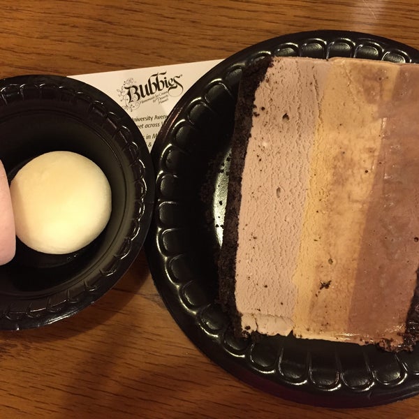 Photo prise au Bubbies Homemade Ice Cream &amp; Desserts par Del L. le5/5/2015