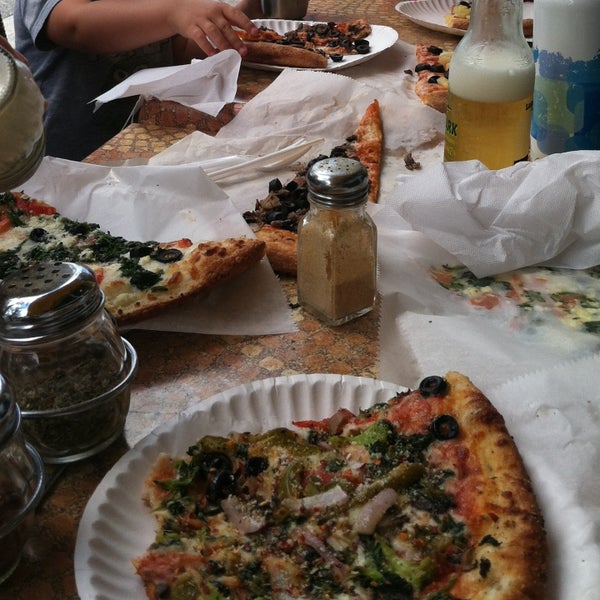Das Foto wurde bei Pizza Girls WPB von Nathan V. am 5/3/2013 aufgenommen