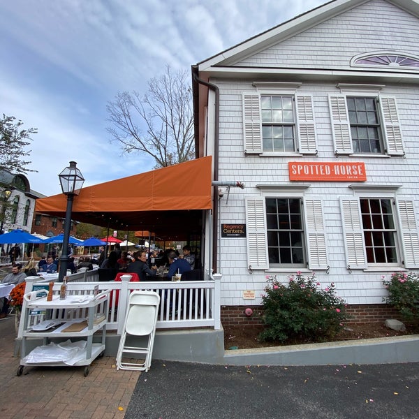 รูปภาพถ่ายที่ The Spotted Horse Tavern โดย Jose F. เมื่อ 10/25/2020