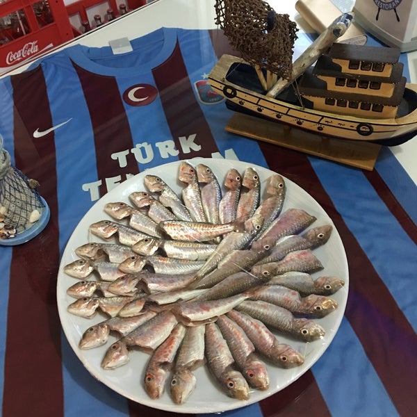Das Foto wurde bei Denizaltı Balık Restorant von Özcan Bozali A. am 3/8/2016 aufgenommen